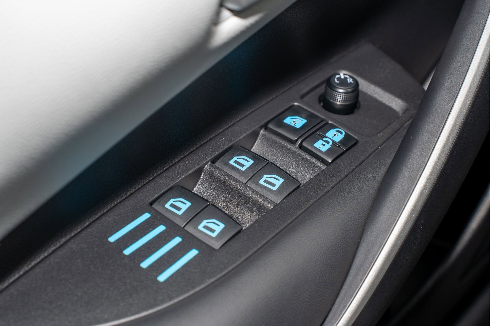 Used 2025 Toyota Corolla SE w/ SE Premium Package image 26