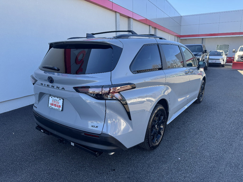 Used 2025 Toyota Sienna XLE Woodland Edition image 5