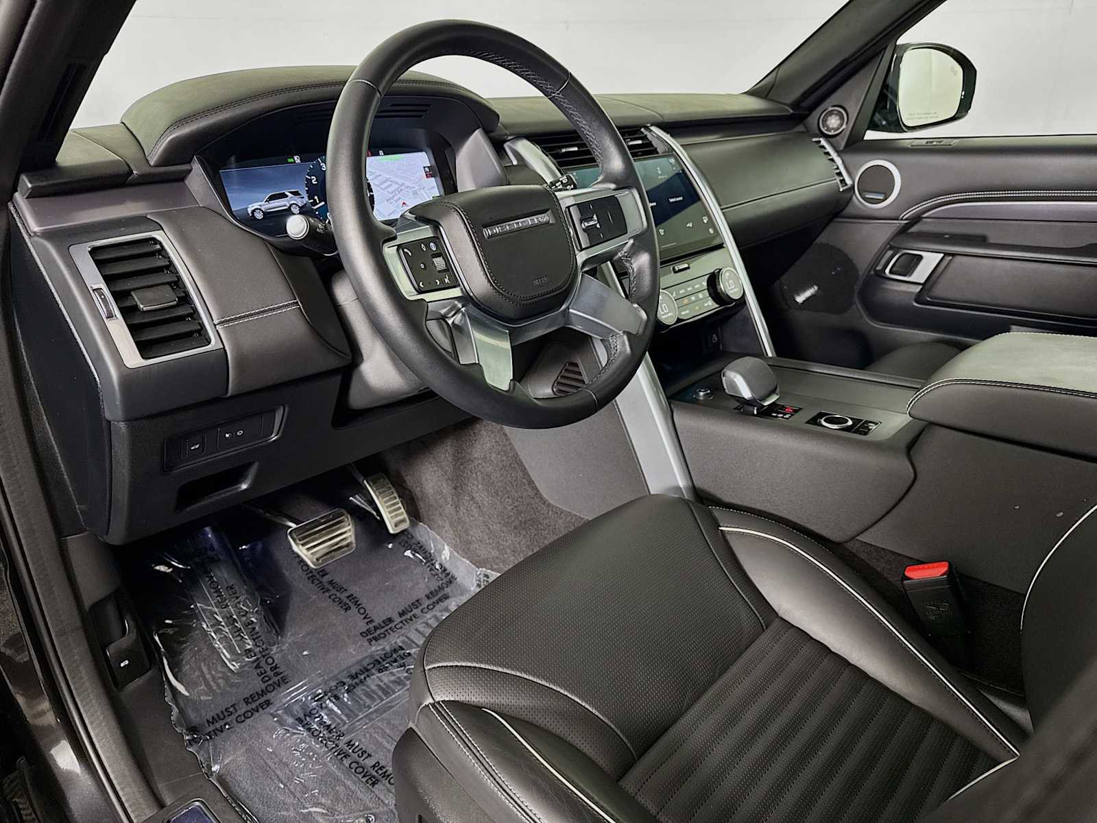 Used 2024 Land Rover Discovery Metropolitan Edition image 9