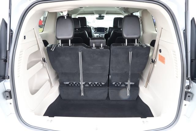 Used 2024 Chrysler Pacifica Touring-L FWD image 8