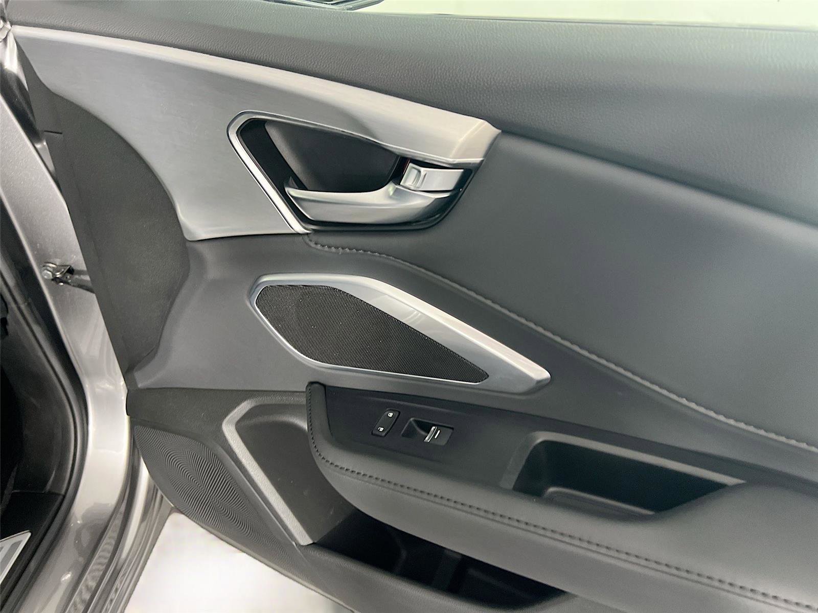 Used 2024 Acura RDX SH-AWD image 30