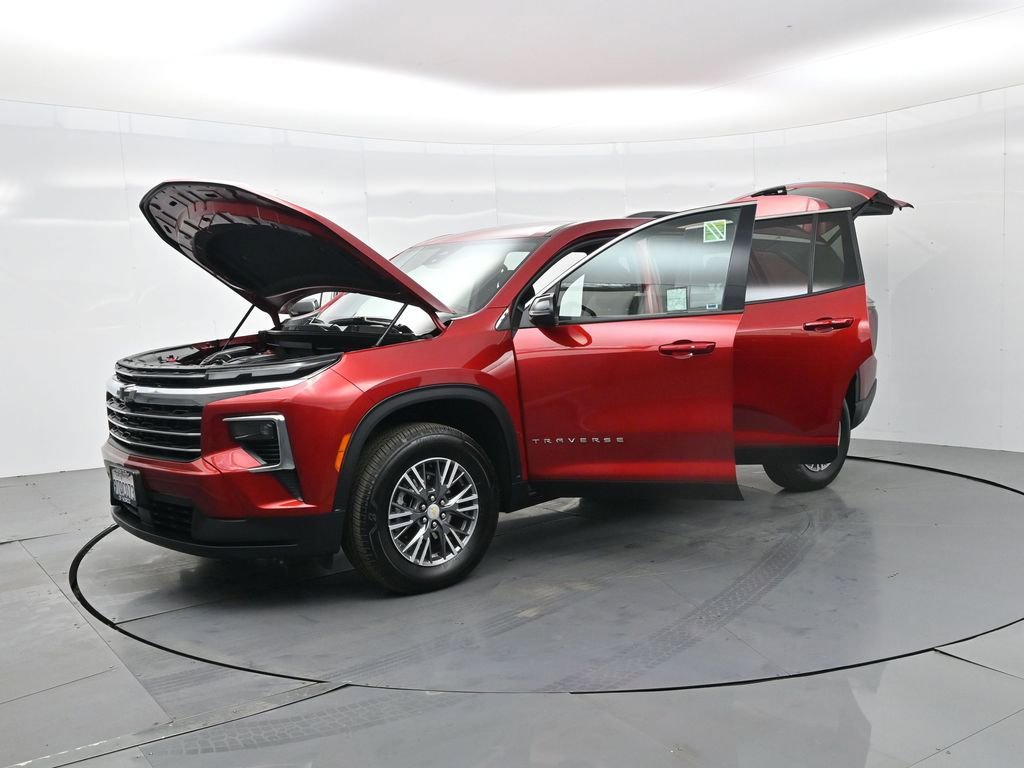 Used 2025 Chevrolet Traverse LT w/ Driver Confidence Package image 37