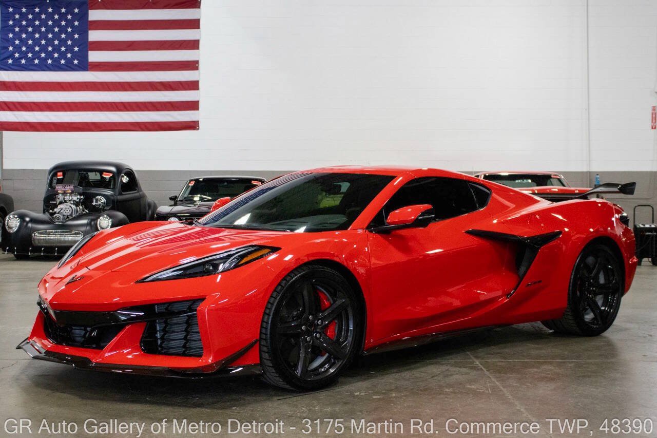 Used 2023 Chevrolet Corvette Z06 w/ Z07 Performance Package RWD image 3