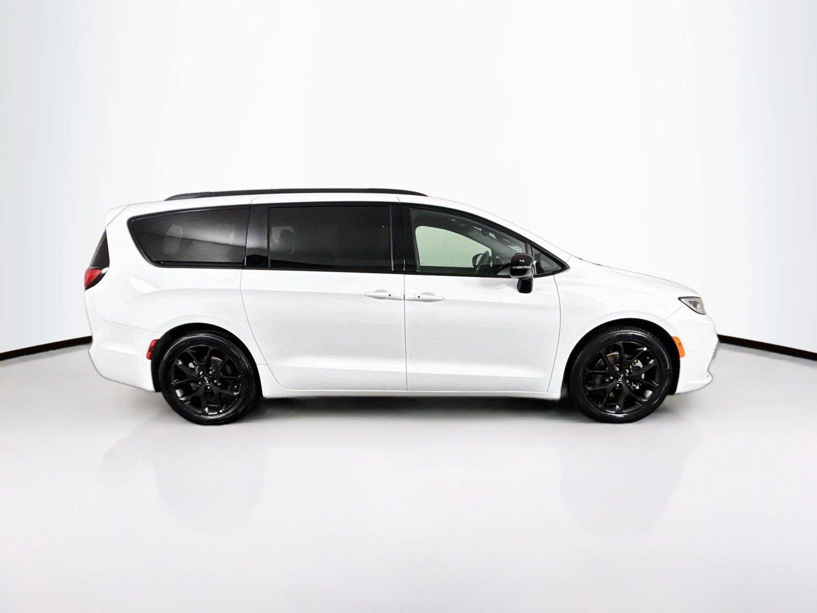 Used 2025 Chrysler Pacifica Limited FWD image 11
