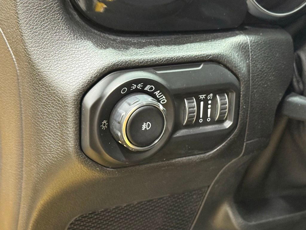 Used 2019 Jeep Wrangler Unlimited Sahara image 16