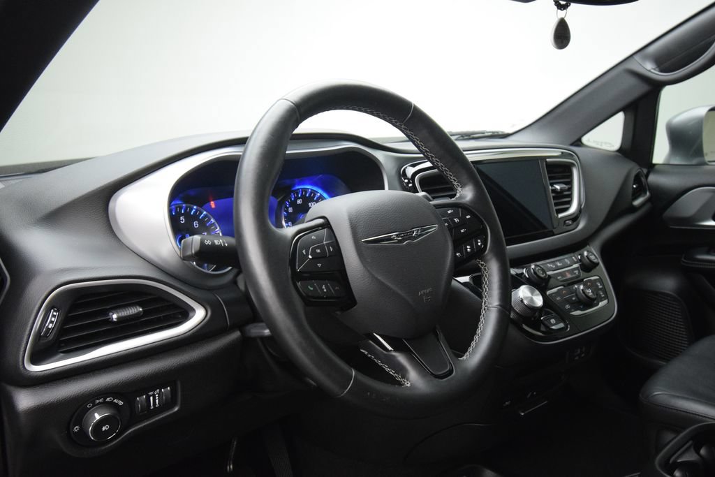 Used 2020 Chrysler Pacifica Touring-L Plus FWD image 15