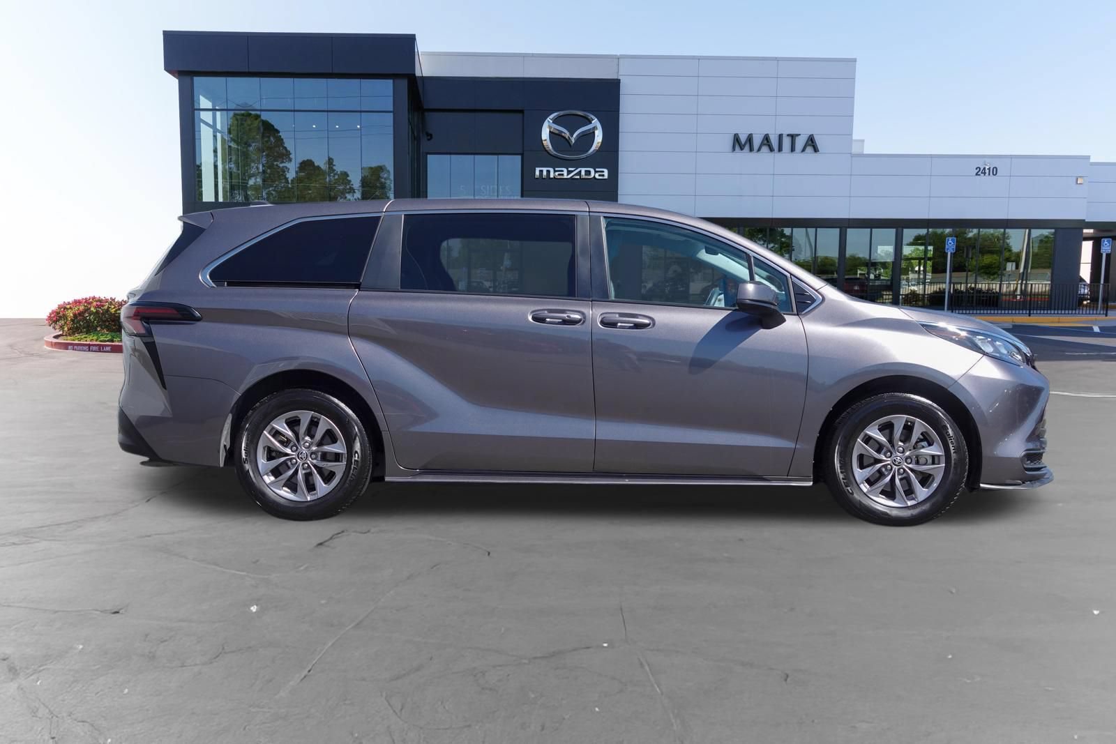 Used 2024 Toyota Sienna LE AWD/4WD image 2