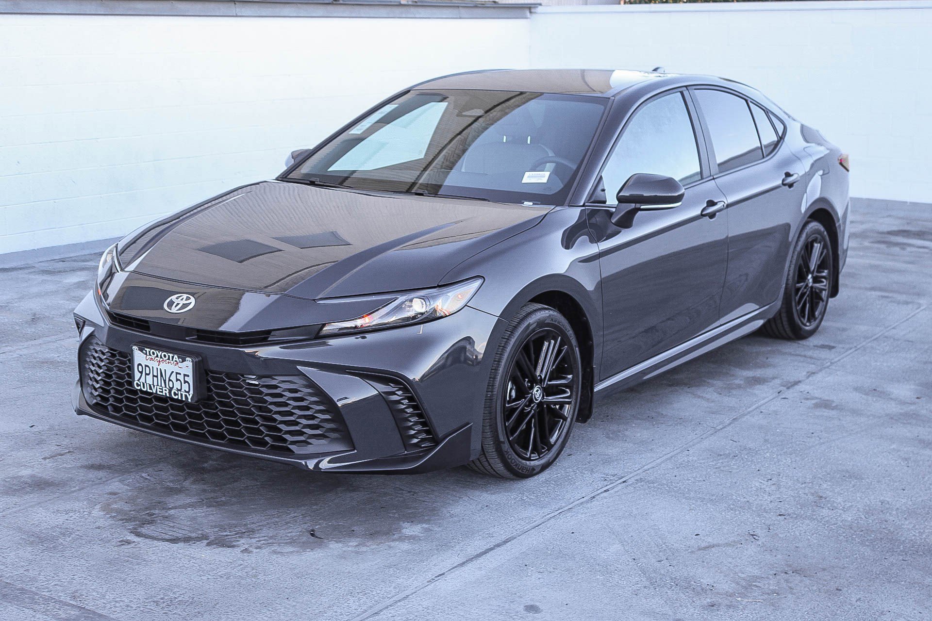 Used 2025 Toyota Camry SE image 3