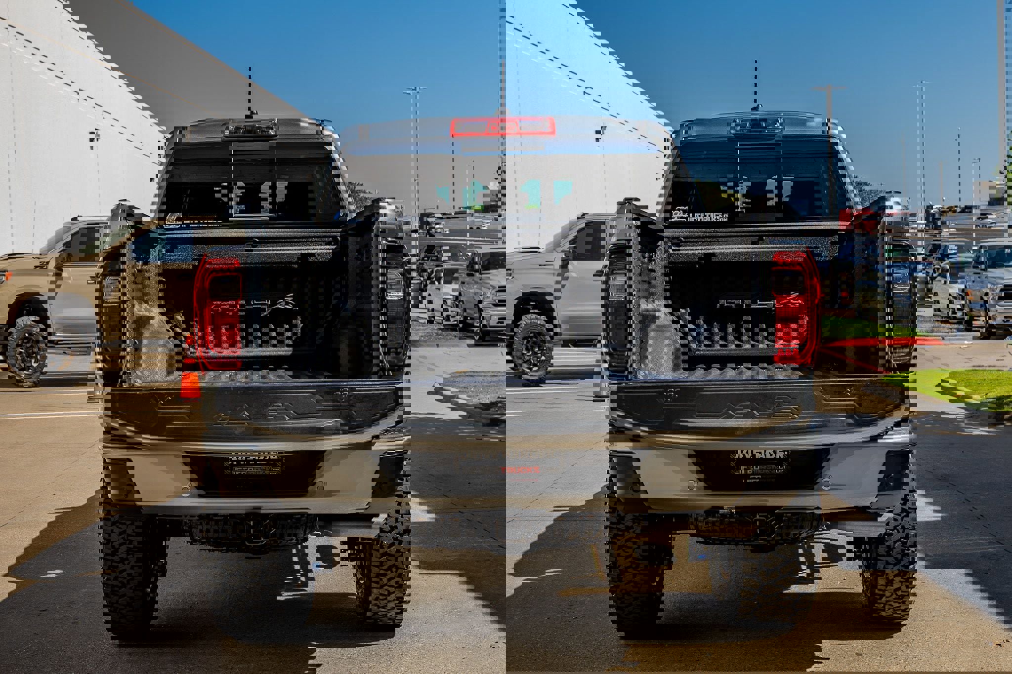 Used 2024 GMC Canyon AT4X image 9