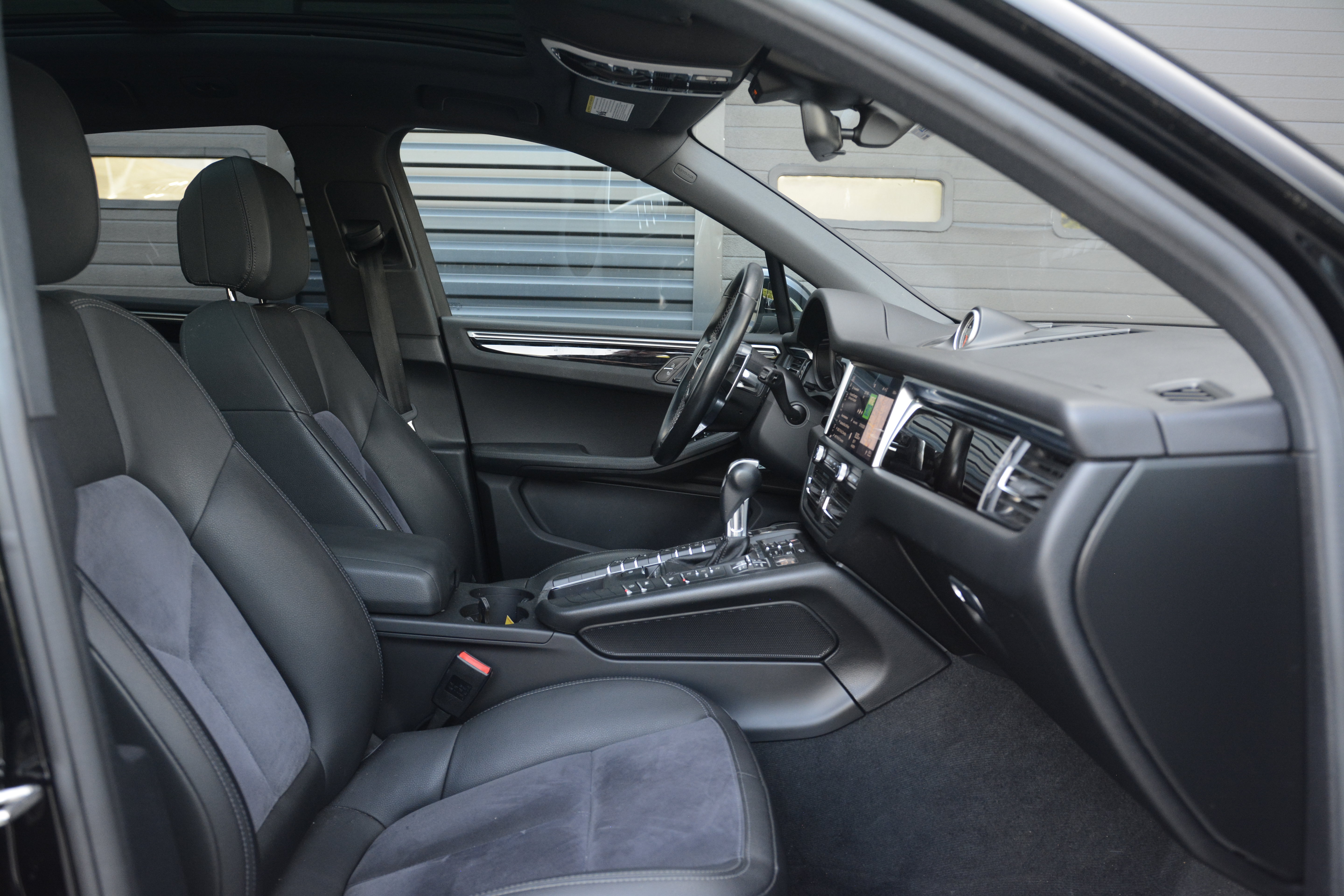Certified 2019 Porsche Macan AWD/4WD image 26