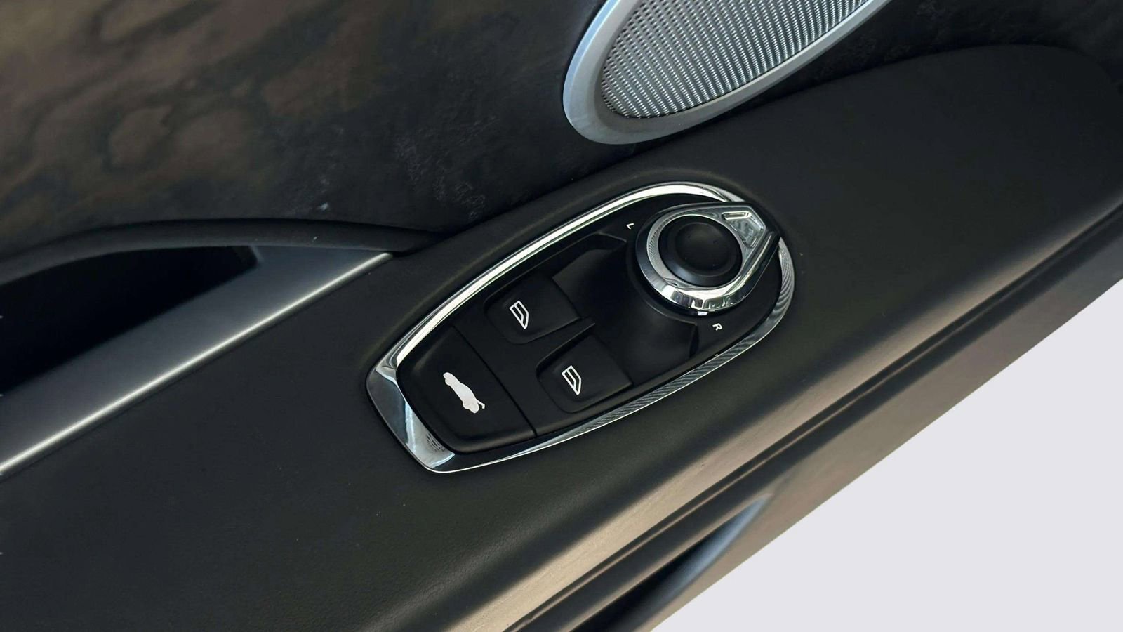 Used 2022 Aston Martin DB11 Coupe image 22