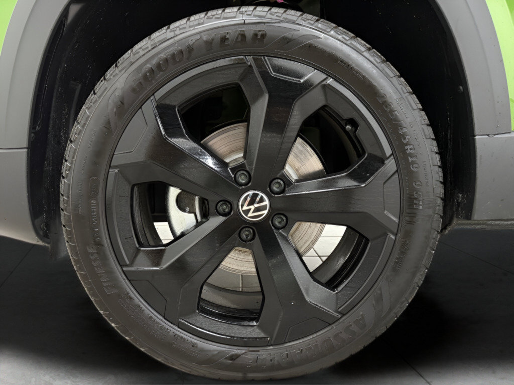 Certified 2025 Volkswagen Taos SE AWD/4WD image 18