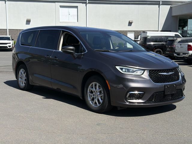 Used 2023 Chrysler Pacifica Touring-L FWD image 14