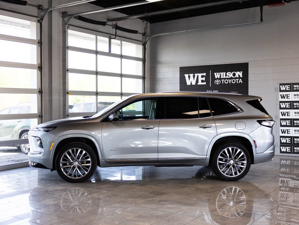 Used 2025 Buick Enclave Avenir AWD/4WD image 1