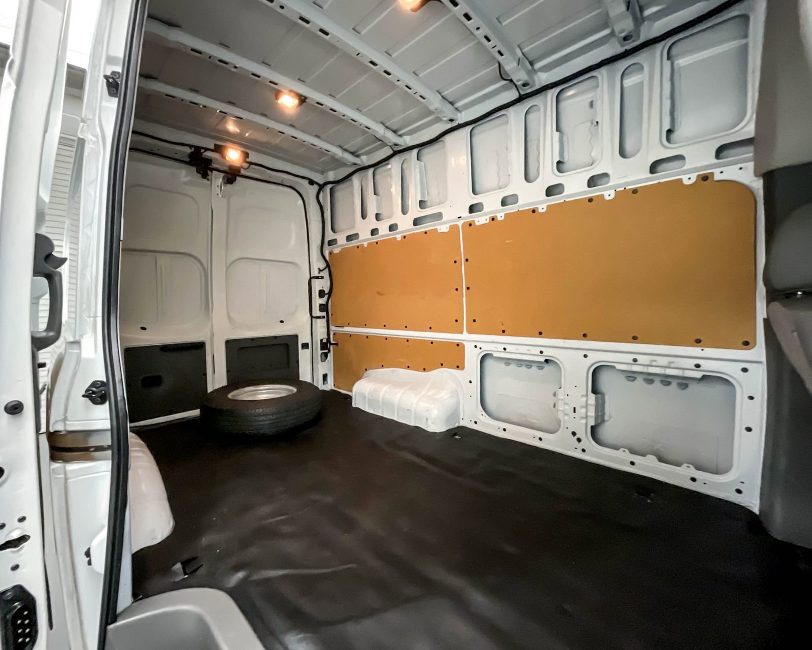 Used 2021 Nissan NV 2500 SV image 18