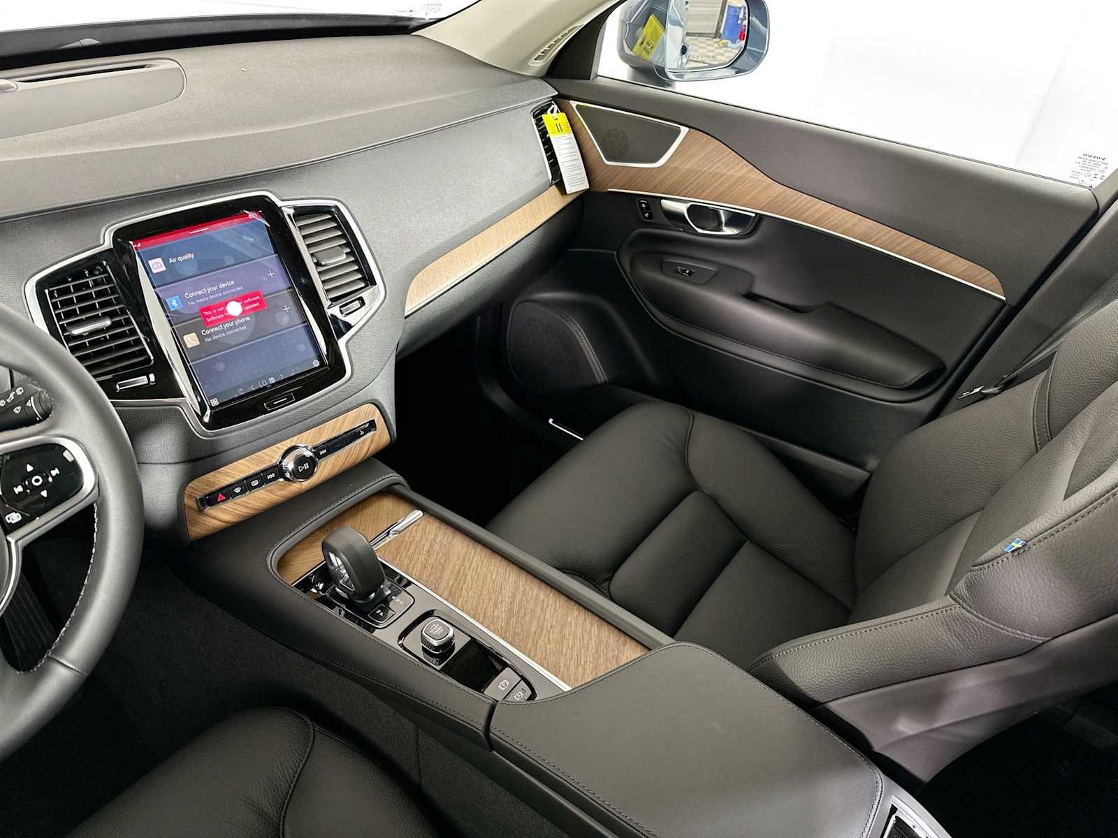 Certified 2025 Volvo XC90 T8 Plus w/ Protection Package Premier image 19