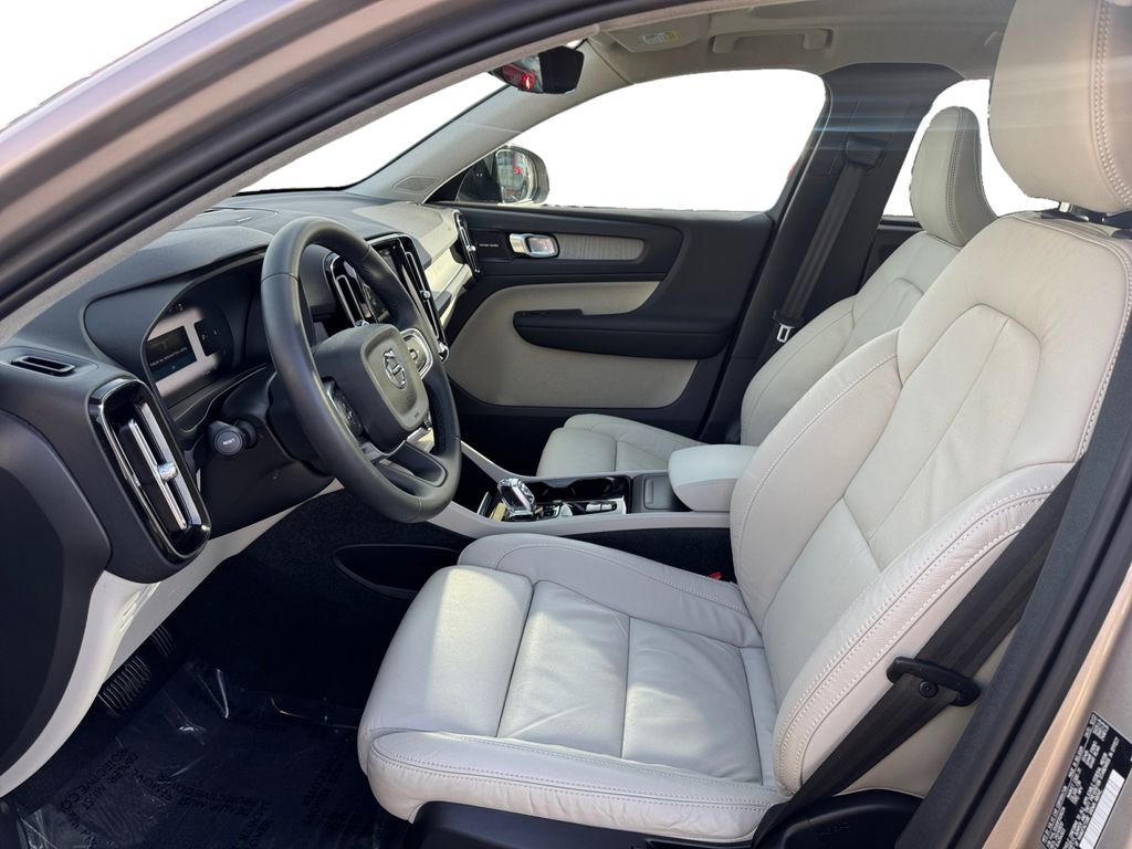 Certified 2023 Volvo XC40 B5 Ultimate w/ Protection Package Premier image 13
