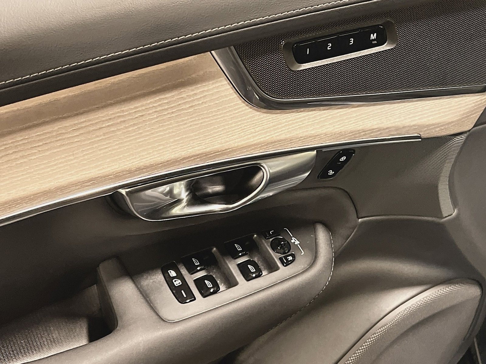 Used 2025 Volvo XC90 B6 Plus image 15