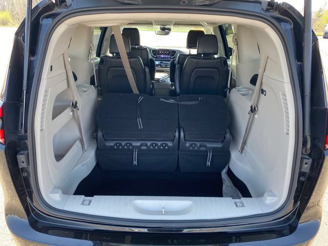 Used 2024 Chrysler Pacifica Touring-L FWD image 18