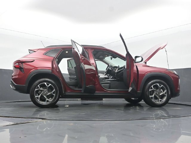 Used 2024 Chevrolet Trax LT w/ Sunroof Package FWD image 59