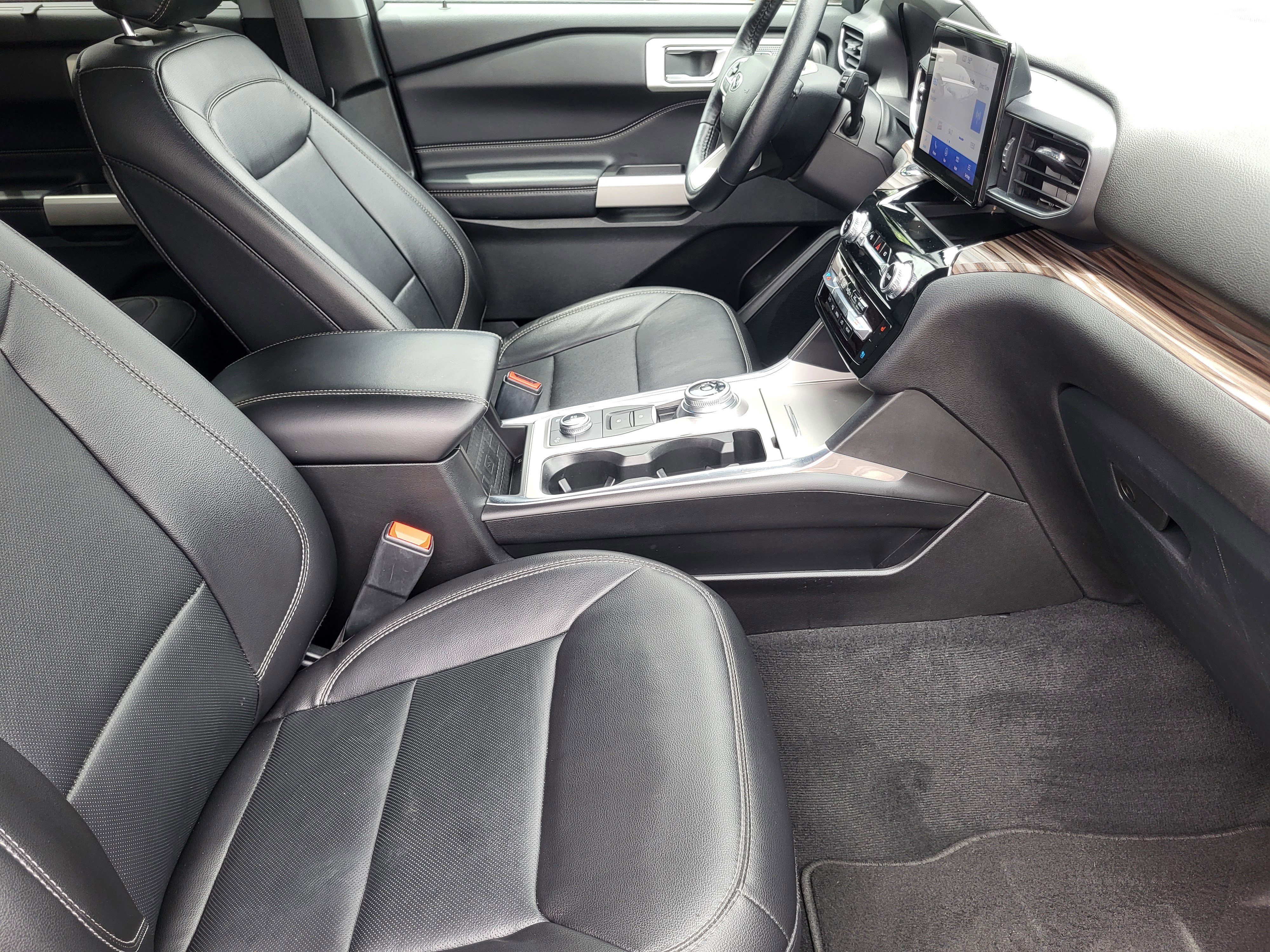 Used 2022 Ford Explorer Limited w/ Equipment Group 301A AWD/4WD image 11