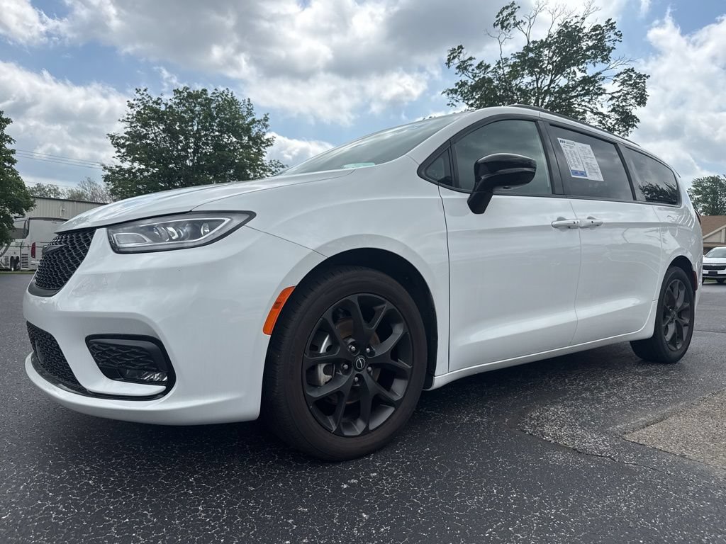 Used 2025 Chrysler Pacifica Limited FWD image 4