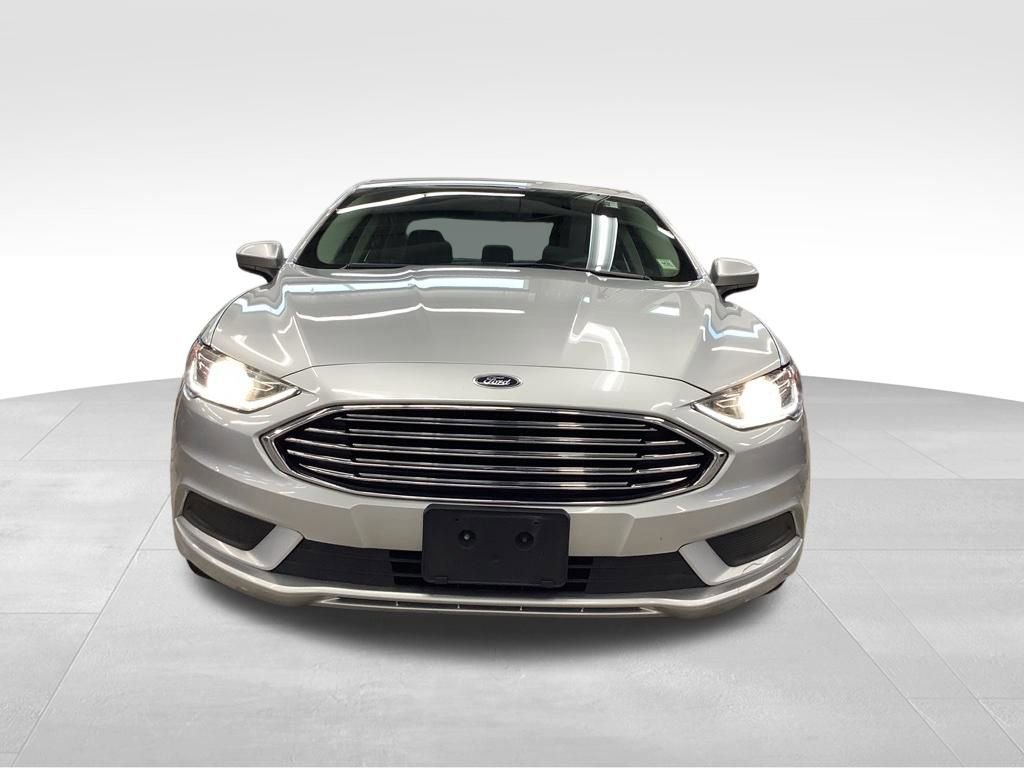 Used 2017 Ford Fusion SE w/ Fusion SE Technology Package FWD image 3