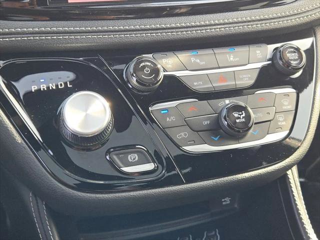 Certified 2025 Chrysler Pacifica Premium image 28