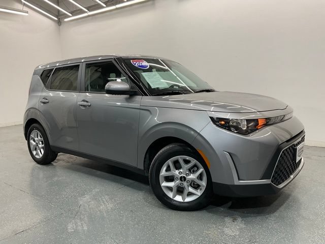 Used 2025 Kia Soul LX w/ LX Technology Package FWD image 2