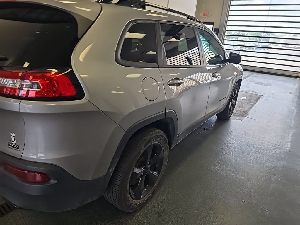 Used 2016 Jeep Cherokee Latitude w/ Cold Weather Group AWD/4WD image 3