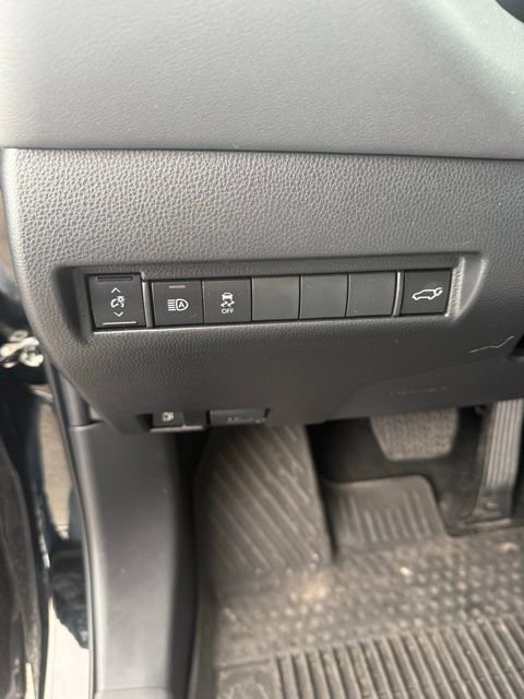 Used 2023 Toyota Venza LE image 16