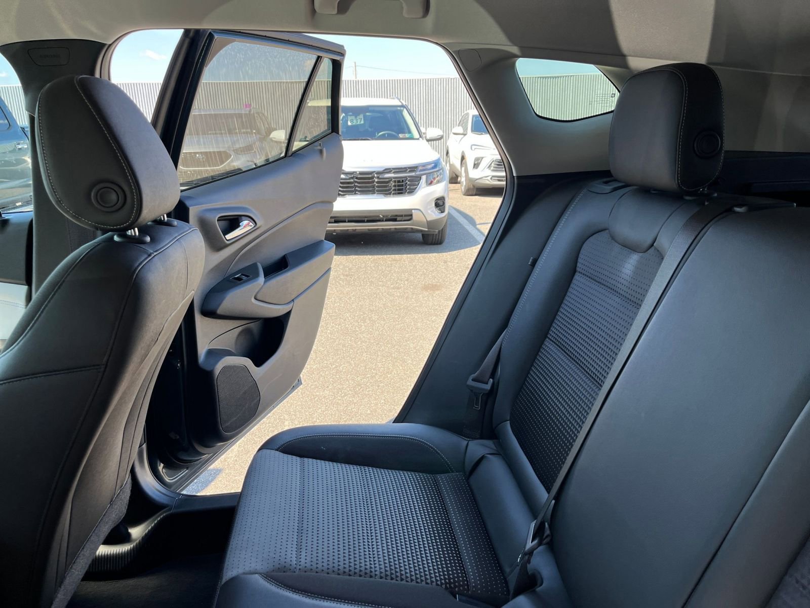 Used 2025 Chevrolet Trax LT FWD image 39