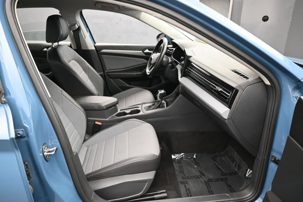 Used 2025 Volkswagen Jetta SE FWD image 39