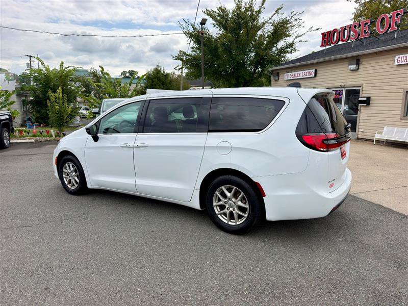 Used 2024 Chrysler Pacifica Touring-L FWD image 2