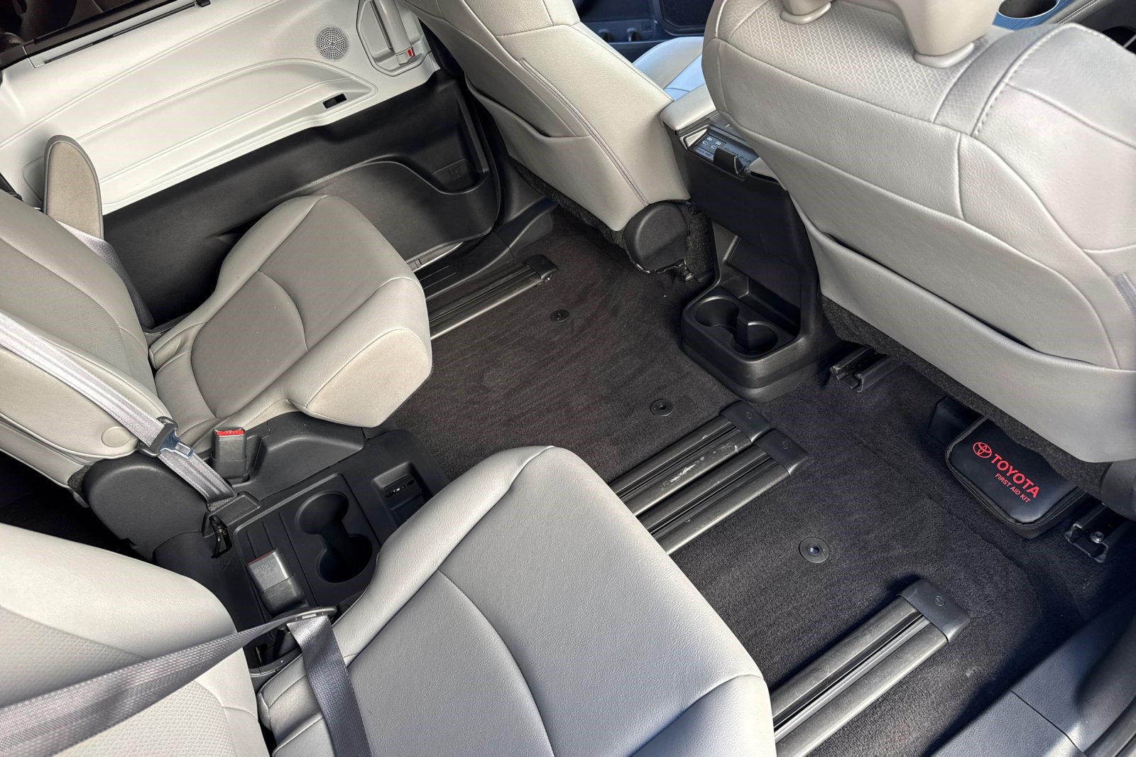 Used 2025 Toyota Sienna XLE FWD image 32