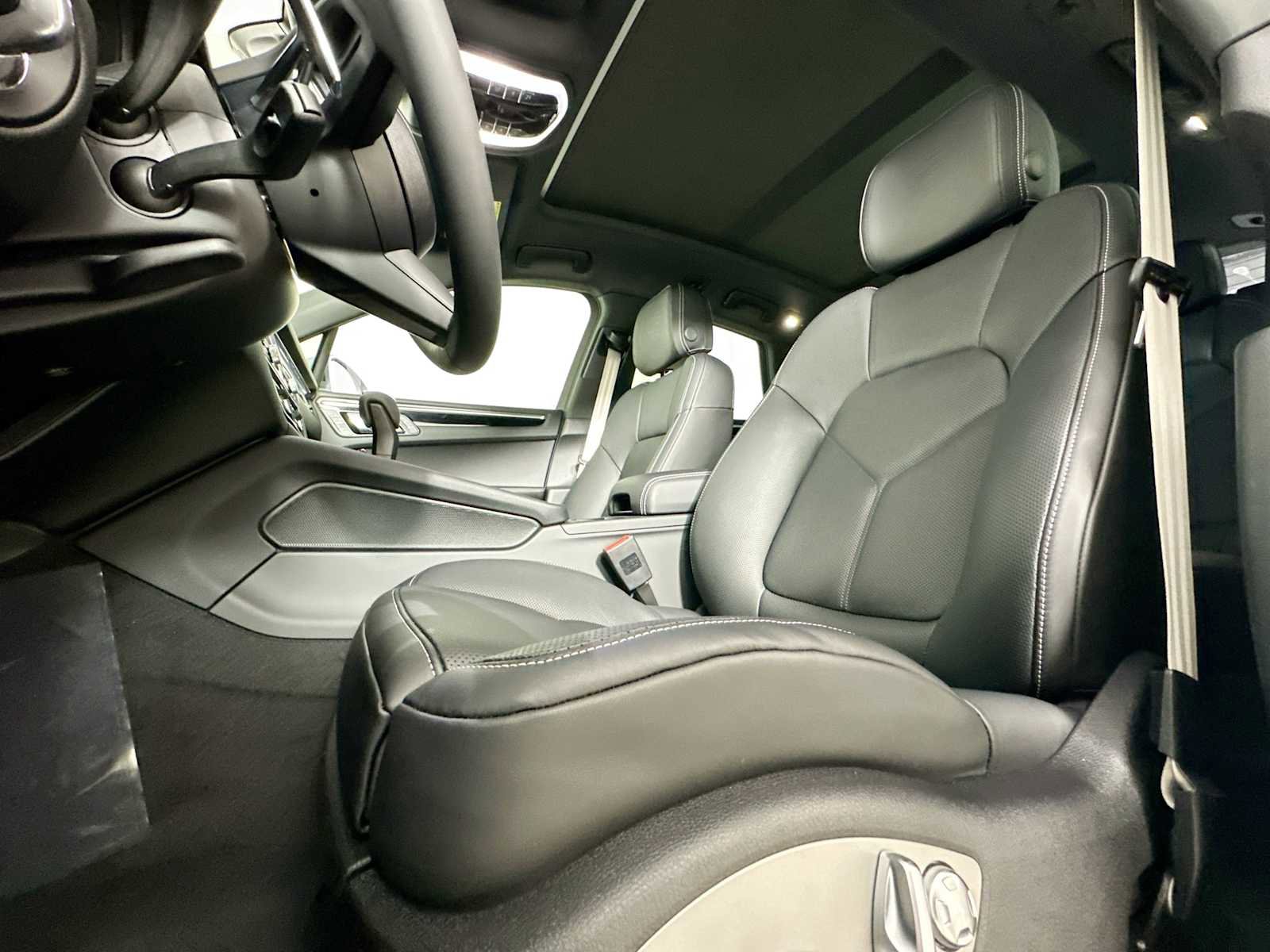 New 2025 Porsche Macan image 5