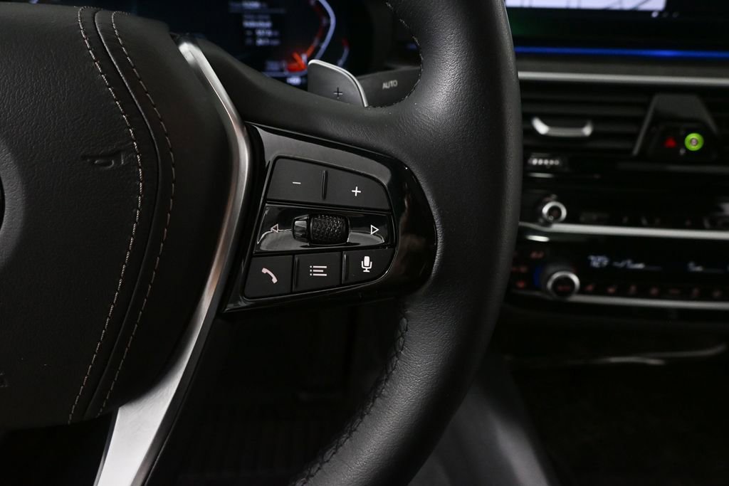 Used 2022 BMW 540i w/ Premium Package image 11