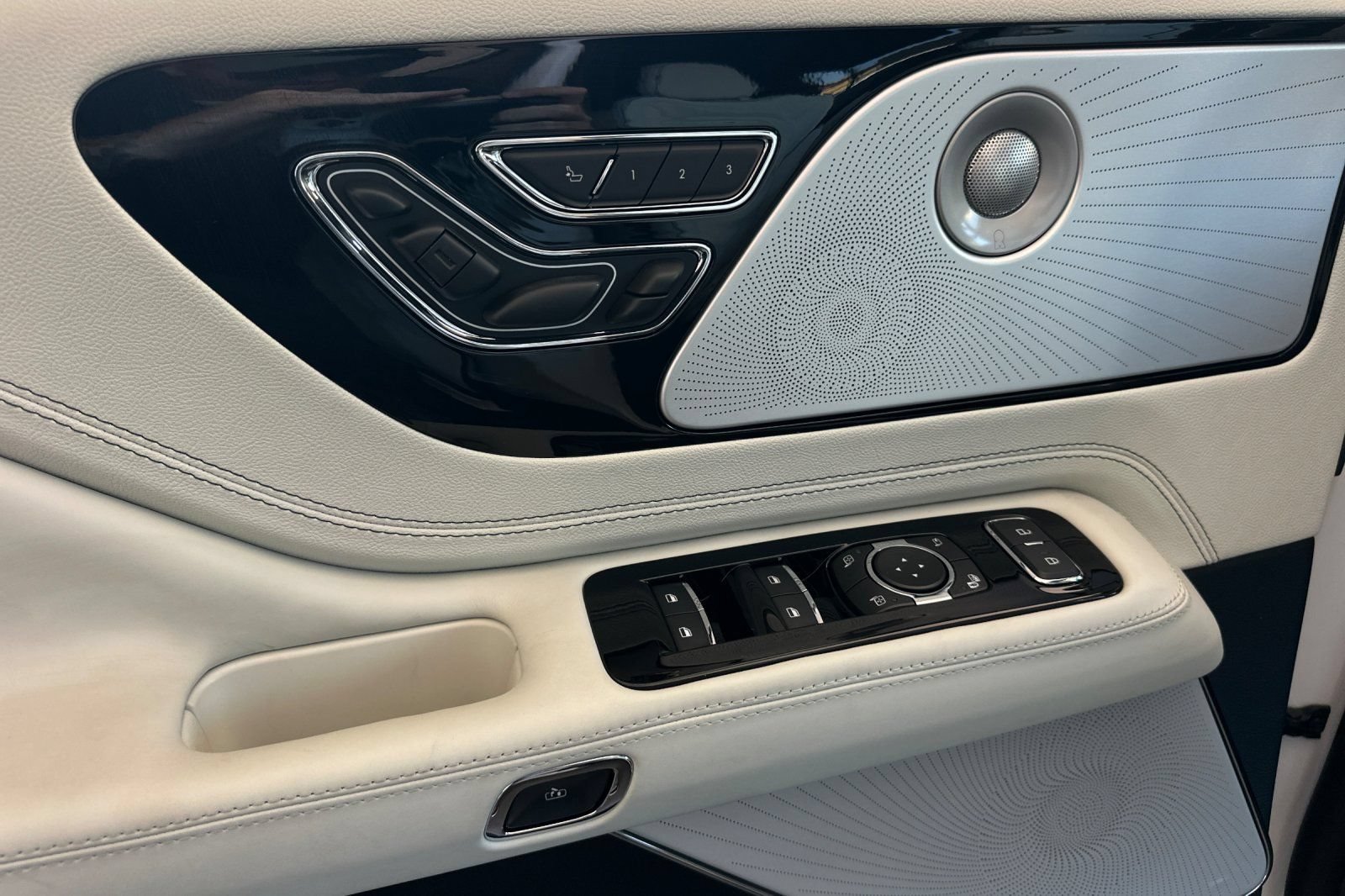 New 2026 Lincoln Aviator Black Label w/ Jet Appearance Package AWD/4WD image 10