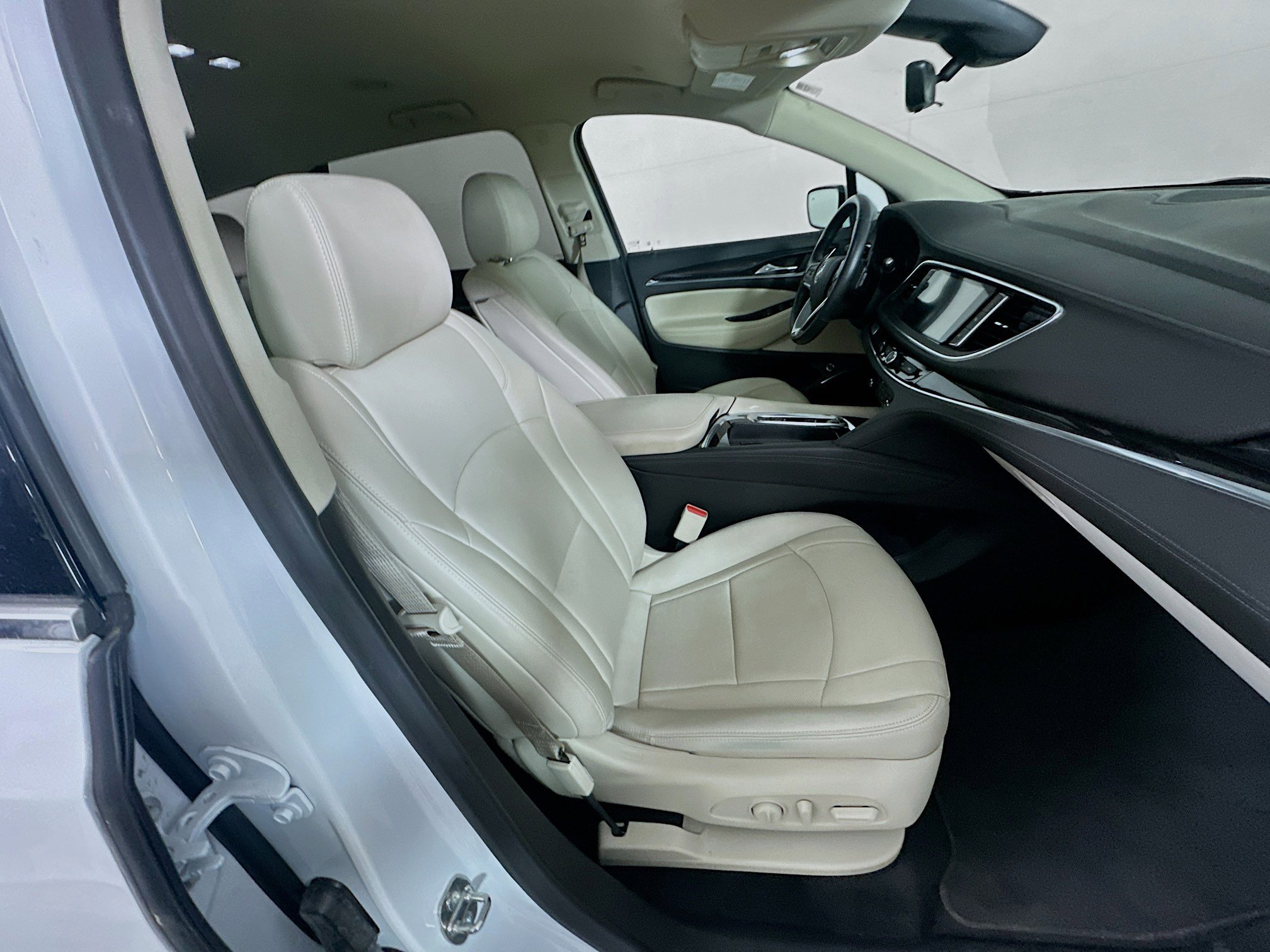 Used 2024 Buick Enclave Essence w/ Technology Package image 31