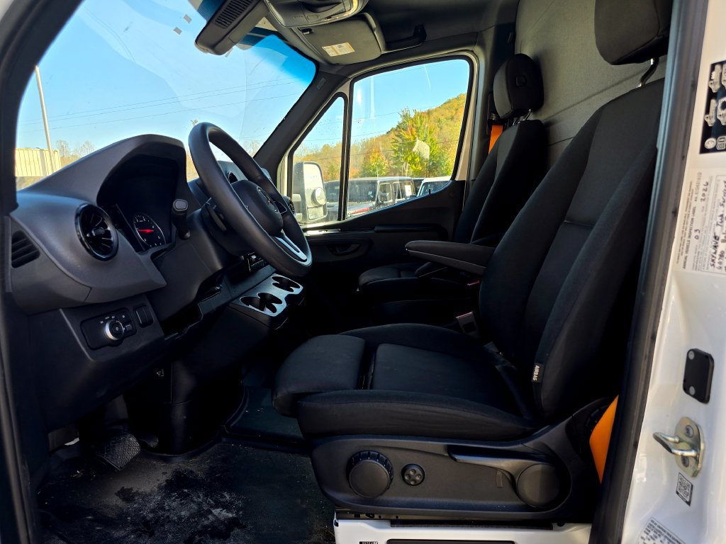 Used 2024 Mercedes-Benz Sprinter 4500 image 4