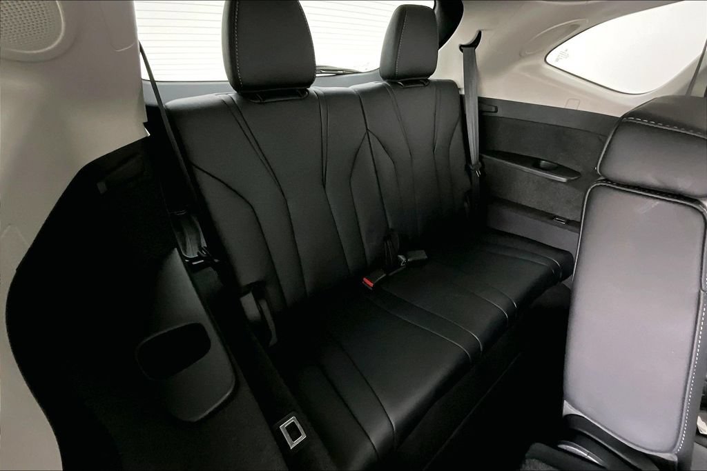 Certified 2026 Acura MDX w/ Technology Package FWD image 37