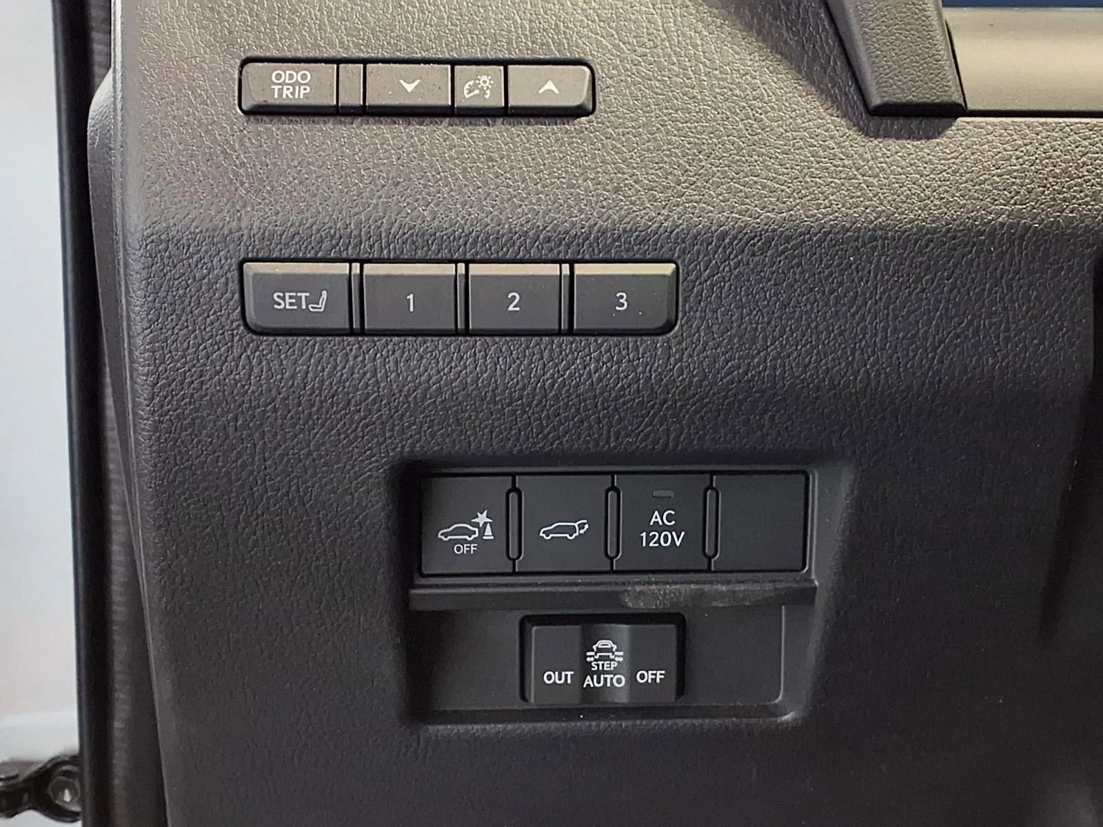 Used 2025 Lexus GX 550 w/ Accessory Package (31) image 17