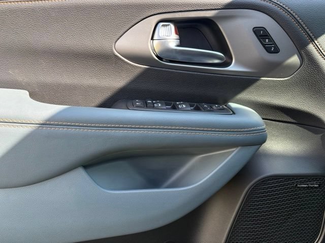 New 2027 Chrysler Pacifica Pinnacle w/ Theater Group FWD image 24