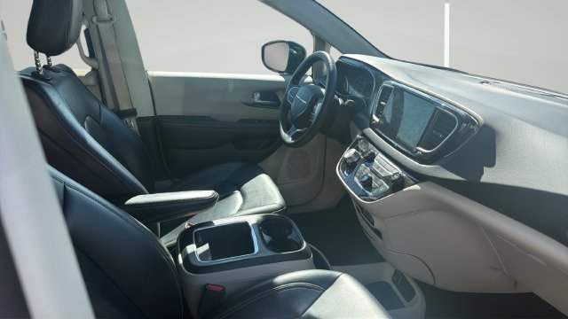Used 2024 Chrysler Pacifica Touring-L FWD image 8