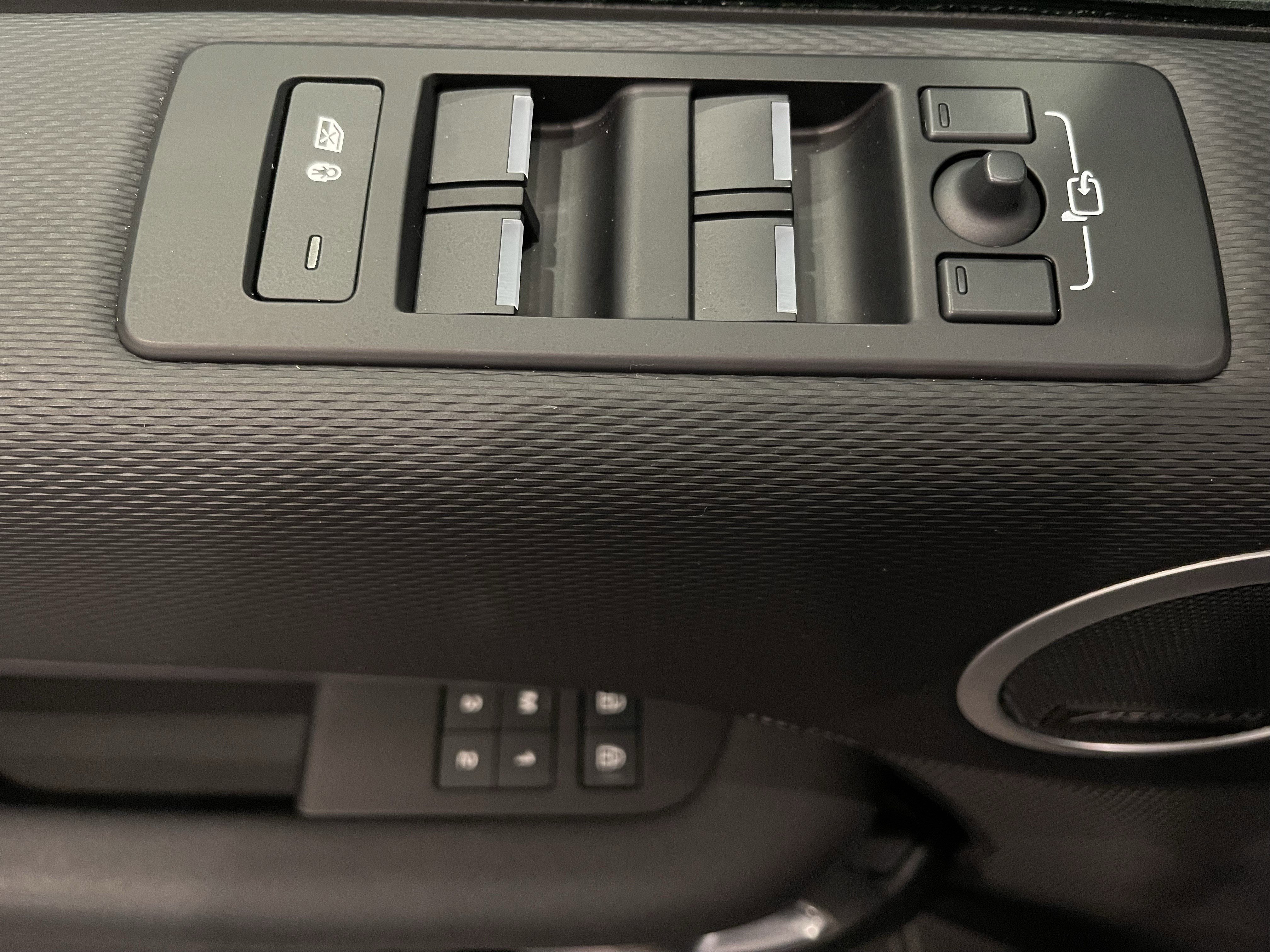 Used 2023 Land Rover Discovery S R-Dynamic image 11