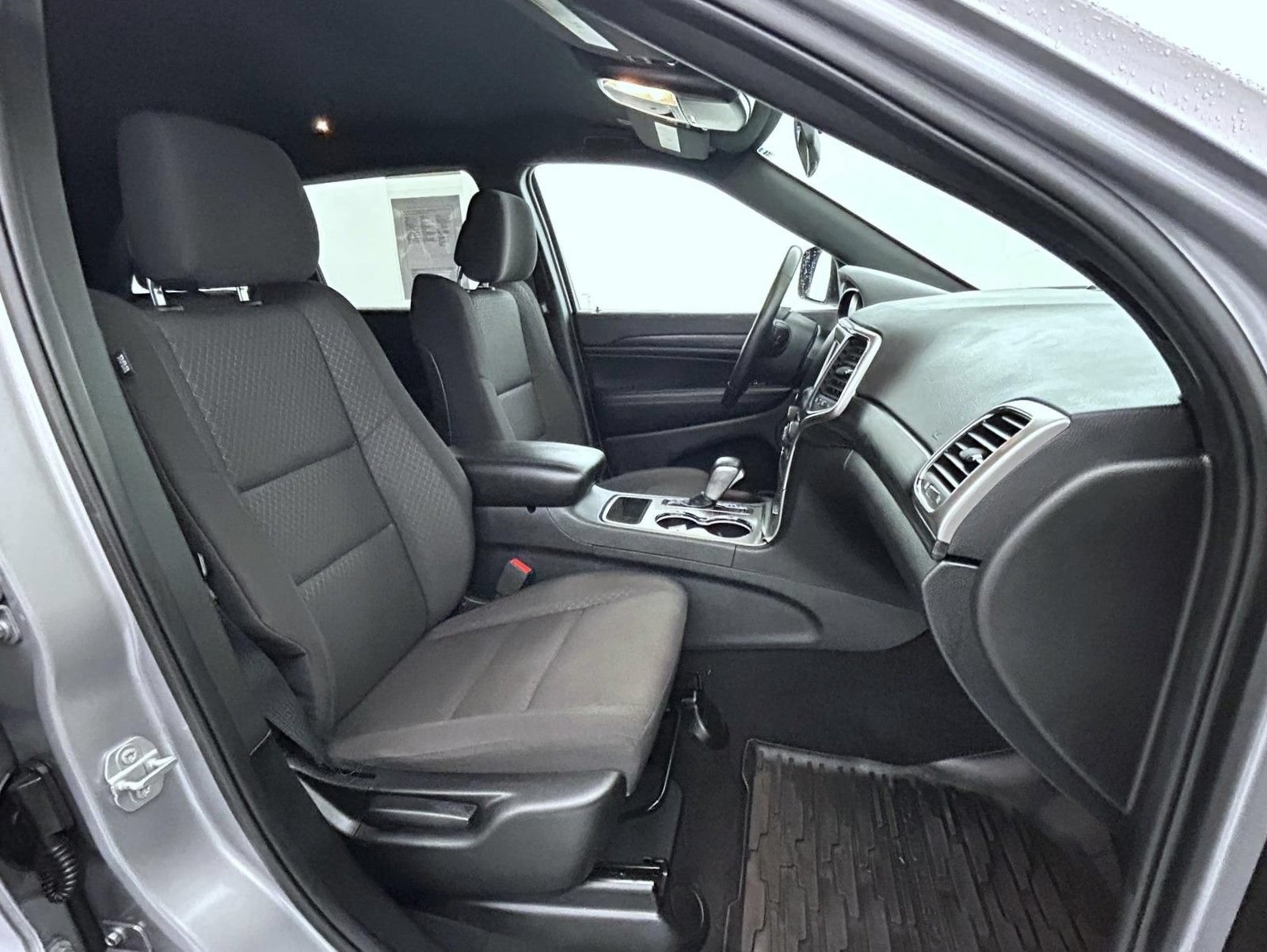 Used 2019 Jeep Grand Cherokee Laredo AWD/4WD image 15