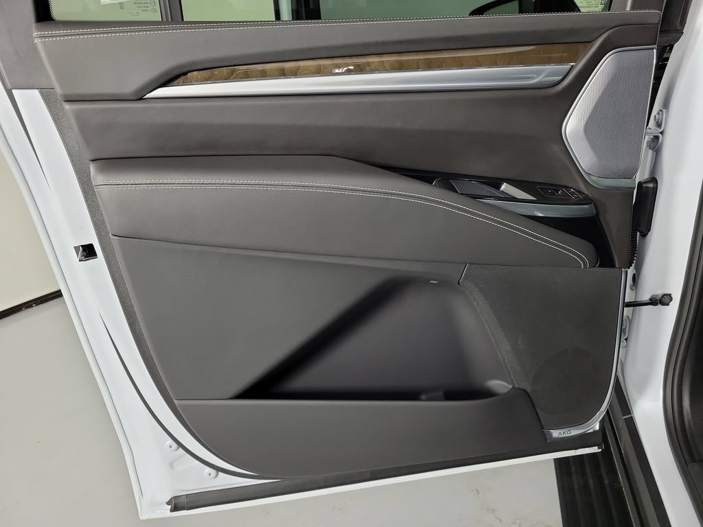 Certified 2026 Cadillac Escalade ESV Platinum Sport AWD/4WD image 12