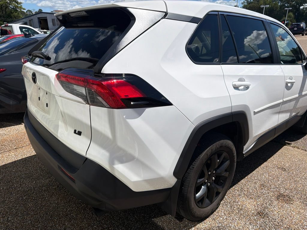 Used 2023 Toyota RAV4 LE FWD image 3