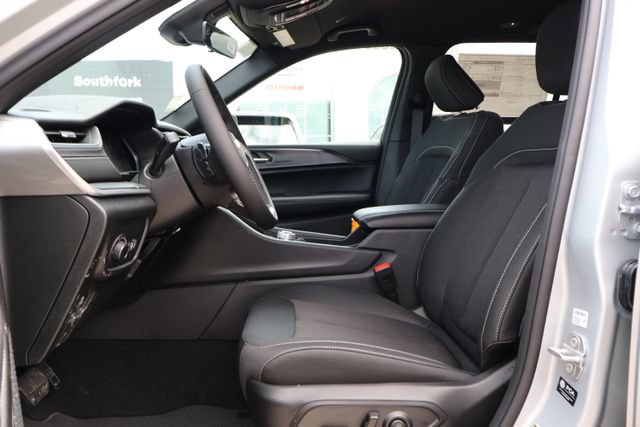 New 2026 Jeep Grand Cherokee Laredo w/ MOPAR Finishing Package RWD image 9
