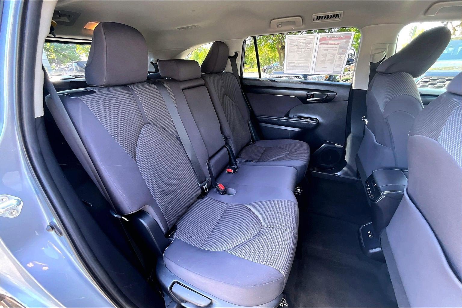 Used 2021 Toyota Highlander LE AWD/4WD image 25